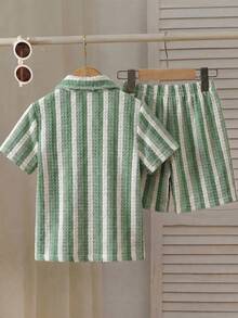 SHEIN Streecool Kids 这款男童三件套针织竖条纹短袖衬衫搭配休闲短裤，采用混纺面料，亲肤透气。衬衫采用多色竖条纹设计，配有小翻领和短袖；短裤采用松紧腰带。休闲度假风，适合日常穿着、幼儿园、海滩旅行等场合。可整套穿着，也可分开搭配，打造阳光活力的儿童造型，是时尚的返校套装。 - 綠色 - 查看 2