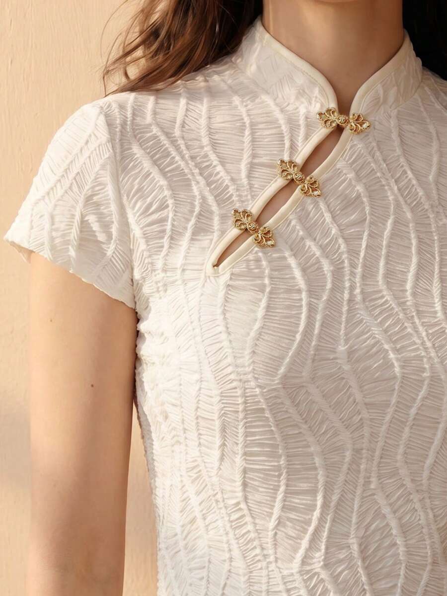 Anewsta 女款優雅立領鈕扣裝飾紋理面料修身短袖T恤 - 杏色 - 查看 1