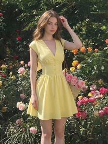 SHEIN MOD 女士纯色V领褶皱休闲迷你连衣裙，适合夏季日常穿着 - 黃色 - 查看 3