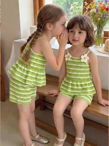 SHEIN Playful Pals 女童两件套：钩针编织橙白条纹背带裙上衣，饰有3D雏菊图案，搭配短裤和斜挎包，可爱风格，适合日常休闲和度假穿着，夏季必备 - 綠色 - 查看 2