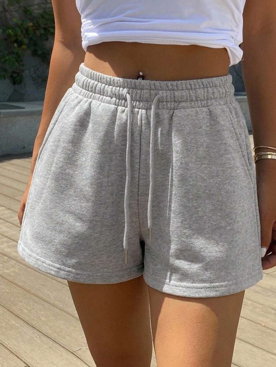 DAZY شورت كاجوال بخصر رباط للنساء، لون أحادي مناسب لارتداء مع البلوزات الصيفية - رمادي - مشاهدة 1