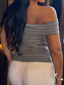 Dazy Plus Top cropped ombro à mostra com listras, elástica, design de amarração e bainha flare, tamanho plus size, sexy, em tecido puro - Cinza - Visão 3