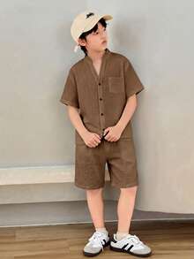 SHEIN 青少年男孩純色圓領短袖鈕扣襯衫與彈性腰短褲2件套，適合通勤、上學、日常休閒外出、運動，春夏季適用 - 棕色 - 查看 9