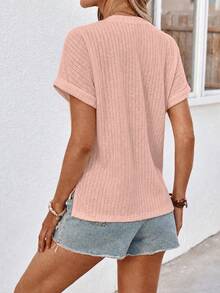 SHEIN LUNE Kaos Wanita Kasual untuk Beraktivitas Sehari-hari, Warna Polos, Rajutan Jacquard Bertekstur, Lengan Pendek, Leher V, Dekorasi Kancing - Berwarna merah muda - View 2