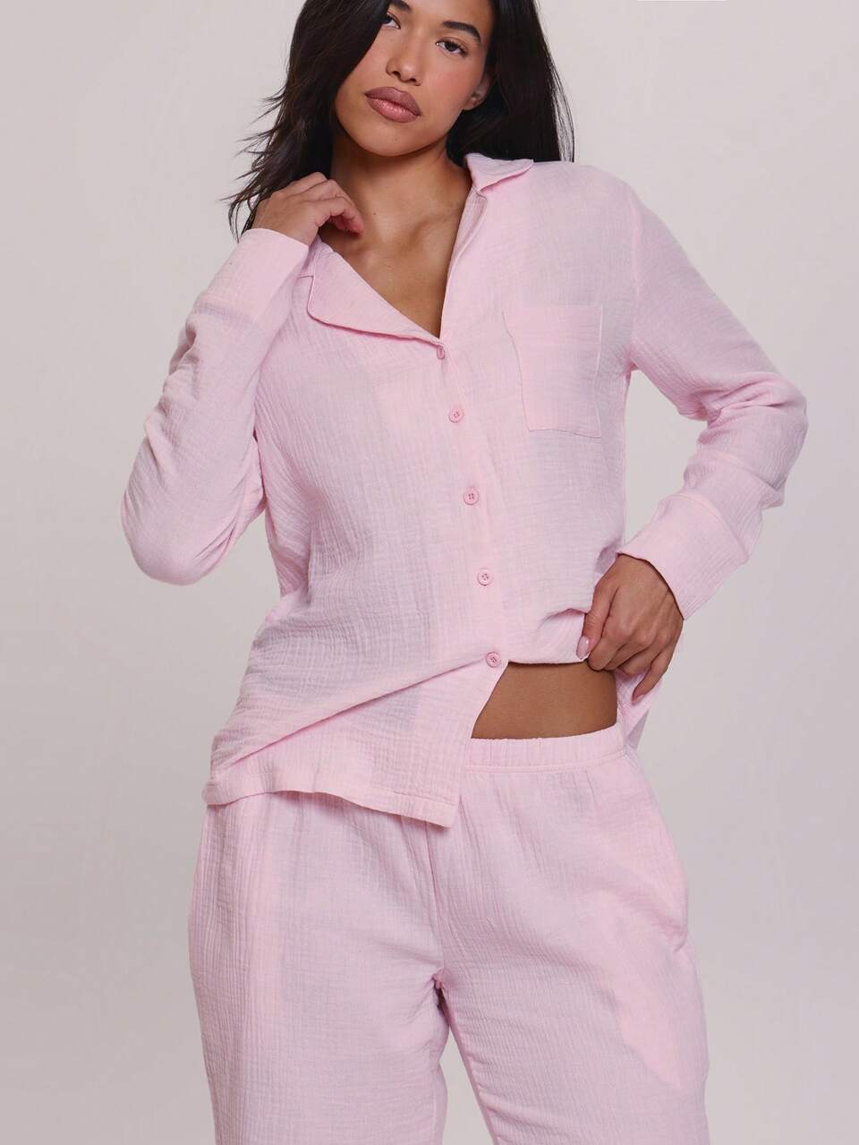 Conjunto de Top Texturizado em Musselina Rosa Bebê com Gola, Botões Frontais, Manga Longa, Caimento Solto Estilo Boyfriend e Calça Reta Solta com Elástico, Lingerie Sexy e Fofa para Noite, Pijama de Verão, Férias e Viagem, Estilo Feminino