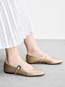 CUCCOO BIZCHIC 女款金色打孔舒適透氣復古瑪麗珍女鞋 女款平底鞋 日常通勤舒適百搭平底鞋 女鞋 - 金色 - 查看 4