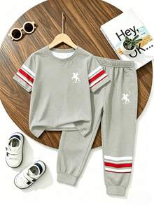 SHEIN Bộ quần áo bé trai phong cách mới in logo, áo ngắn tay & quần dài, phong cách xuân hè, dễ mặc thoải mái, áo thun bé trai thời trang, đồ mặc thường ngày, quần áo in họa tiết trẻ em, áo thun xuân hè, kiểu mới, phong cách chill, đi chơi mùa hè, tựu trường, hoạt động ngoài trời, tiệc tùng, dã ngoại, chụp ảnh đường phố, trường học, lễ hội, làm quà tặng - Nhiều màu - Xem 2