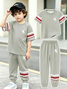 SHEIN Bộ quần áo bé trai phong cách mới in logo, áo ngắn tay & quần dài, phong cách xuân hè, dễ mặc thoải mái, áo thun bé trai thời trang, đồ mặc thường ngày, quần áo in họa tiết trẻ em, áo thun xuân hè, kiểu mới, phong cách chill, đi chơi mùa hè, tựu trường, hoạt động ngoài trời, tiệc tùng, dã ngoại, chụp ảnh đường phố, trường học, lễ hội, làm quà tặng - Nhiều màu - Xem 8