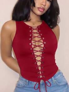 SHEIN BamGlam 夏季女款聚攏緊身性感綁帶上衣，時尚休閒風；百搭街頭風背心，哥德龐克搖滾風無袖短版繃帶鏤空設計，修身性感剪裁。適合音樂節、派對、日常出遊、約會穿搭 - 紅色 - 查看 5