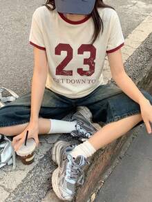 DAZY 女款對比色字母膠帶裝飾休閒街頭風運動短袖夏季圖案T恤 - 杏色 - 查看 5