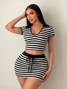 SHEIN SXY Bộ 2 món áo thun ngắn tay dáng ngắn kẻ sọc và chân váy nữ size lớn phong cách thường ngày - Đen và trắng - Xem 7