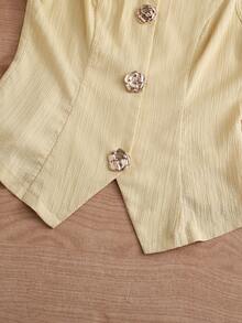 SHEIN Franclia 純白色無袖背心，垂墜面料修身剪裁，A字不對稱下擺配玫瑰金鈕扣飾，打造優雅通勤與都市知性風格 - 黃色 - 查看 4
