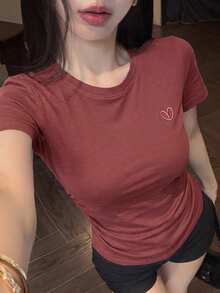 DAZY 女士休闲红色短袖T恤，饰有心形刺绣，适合春夏穿着 - 玫瑰紅 - 查看 9