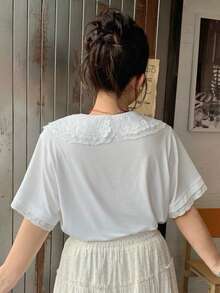 Dazy Plus 大尺碼蕾絲拼接彼得潘領短袖T恤，優雅休閒大尺碼女款，春夏可愛上衣 - 白色 - 查看 2