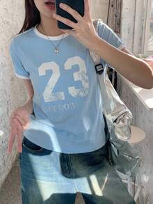 DAZY 女款對比色字母貼飾修身休閒街頭運動風短袖T恤夏季圖案上衣 - 藍色 - 查看 2
