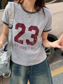 DAZY 女款對比色字母貼布裝飾修身休閒街頭運動風短袖T恤圖案印花上衣 - 淺灰色 - 查看 7