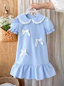 Vintaside Kids Younggirl 春夏淺藍色清新甜美娃娃領泡泡短袖洋裝，風格甜美可愛且具學院風，梭織面料，寬鬆版型，適中厚度，裙身飾有立體白色蝴蝶結，裙襬採荷葉邊設計，增添靈動感與層次感，適合休閒穿著、生日派對、上學等場合 - 藍色 - 查看 5