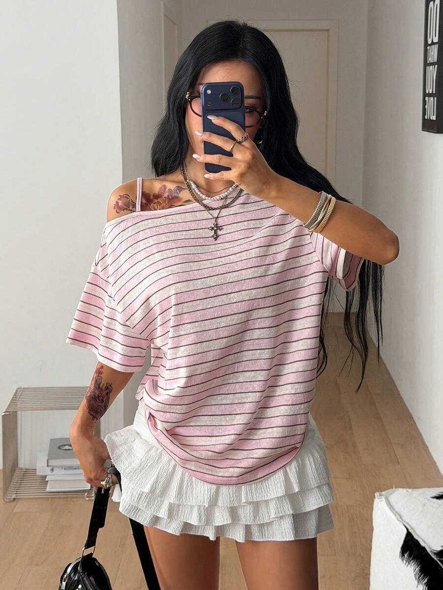 Coolane 女款夏季街頭風休閒 Y2K 骷髏圖案寬鬆舒適粉色與白色條紋不對稱領口 T 恤,適合電音派對、日場派對、演唱會與度假 - 淺粉色 - 查看 1