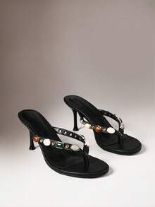 SHUZIA #JewelryGlow 女士 2.75 英寸中跟圆头软垫鞋垫宝石串珠绑带黑色细 PU 人字拖穆勒凉鞋——奢华闪亮，度假必备 - 黑色 - 查看 3