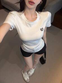 DAZY 夏季純色刺繡心形圖案休閒白色上衣內搭休閒修身短袖女款T恤 - 白色 - 查看 2