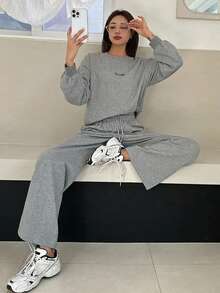 DAZY 女款兩件套，秋季圓領長袖字母印花抽繩寬腿褲純色運動衫布料寬鬆版型 - 灰色 - 查看 4