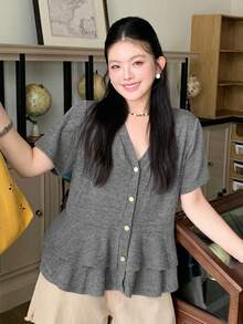 Dazy Plus 大尺碼女款 Polo 領修身金屬鈕扣裝飾夏季短袖 T 恤，可愛校園風上衣 - 灰色 - 查看 4
