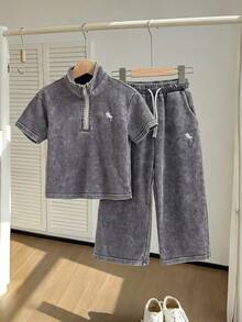 SHEIN Playful Pals 少女牛仔套裝，夏季新品，時尚休閒風，灰色雪花洗水工藝，俏皮可愛馬匹刺繡，拉鍊套頭上衣搭配寬腿褲，彈性腰帶附可調節抽繩，直筒寬鬆版型，輕量柔軟針織牛仔面料，舒適親膚，時尚女孩必備，簡約休閒適合夏季穿著，百搭適用於日常拍照、購物、出遊、聚會、音樂節、度假等，2026新款少女牛仔套裝 - 灰色 - 查看 8
