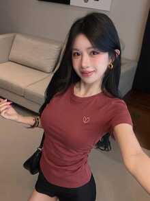 DAZY 女士休闲红色短袖T恤，饰有心形刺绣，适合春夏穿着 - 玫瑰紅 - 查看 7