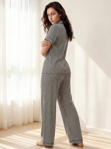 Liftille Conjunto de pijama listrado preto e branco casual para mulheres com ajuste regular Conjunto de pijama feminino com botões Pijama feminino listrado Pijama feminino com botões Conjunto de pijama feminino com botões Camisola feminina Conjunto de pijama feminino com botões Conjunto de pijama feminino com botões - Preto - Ver 2