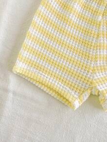 SHEIN Playful Pals 女嬰夏季粉色與白色甜美可愛草莓刺繡條紋無袖背心上衣與短褲套裝，寬鬆舒適版型，適合日常外出、休閒旅行、家庭聚會、戶外玩耍及拍照 - 黃色 - 查看 4