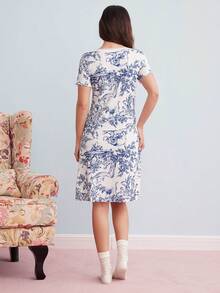 Elorette 蕾丝拼布方领双扣中国风印花针织短袖睡裙女装女装复古连衣裙印花连衣裙 - 藍色 - 查看 6