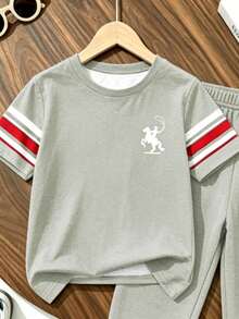 SHEIN Bộ quần áo bé trai phong cách mới in logo, áo ngắn tay & quần dài, phong cách xuân hè, dễ mặc thoải mái, áo thun bé trai thời trang, đồ mặc thường ngày, quần áo in họa tiết trẻ em, áo thun xuân hè, kiểu mới, phong cách chill, đi chơi mùa hè, tựu trường, hoạt động ngoài trời, tiệc tùng, dã ngoại, chụp ảnh đường phố, trường học, lễ hội, làm quà tặng - Nhiều màu - Xem 5