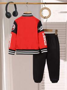SHEIN Playful Pals 2 件套男童秋冬时尚休闲红黑撞色字母赛车印花棒球夹克搭配松紧腰裤，适合 4 岁至 7 岁幼儿男童户外穿着 - 彩色 - 查看 2