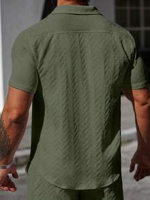 Manfinity Homme Camisa casual versátil de manga corta con textura y abotonadura sencilla para hombre - Verde militar - Ver 2