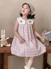 SHEIN Genkimix Kids 夏季新款韩版格子图案可爱甜美刺绣草莓拼接白色蕾丝彼得潘领伞扣连衣裙 - 彩色 - 查看 1