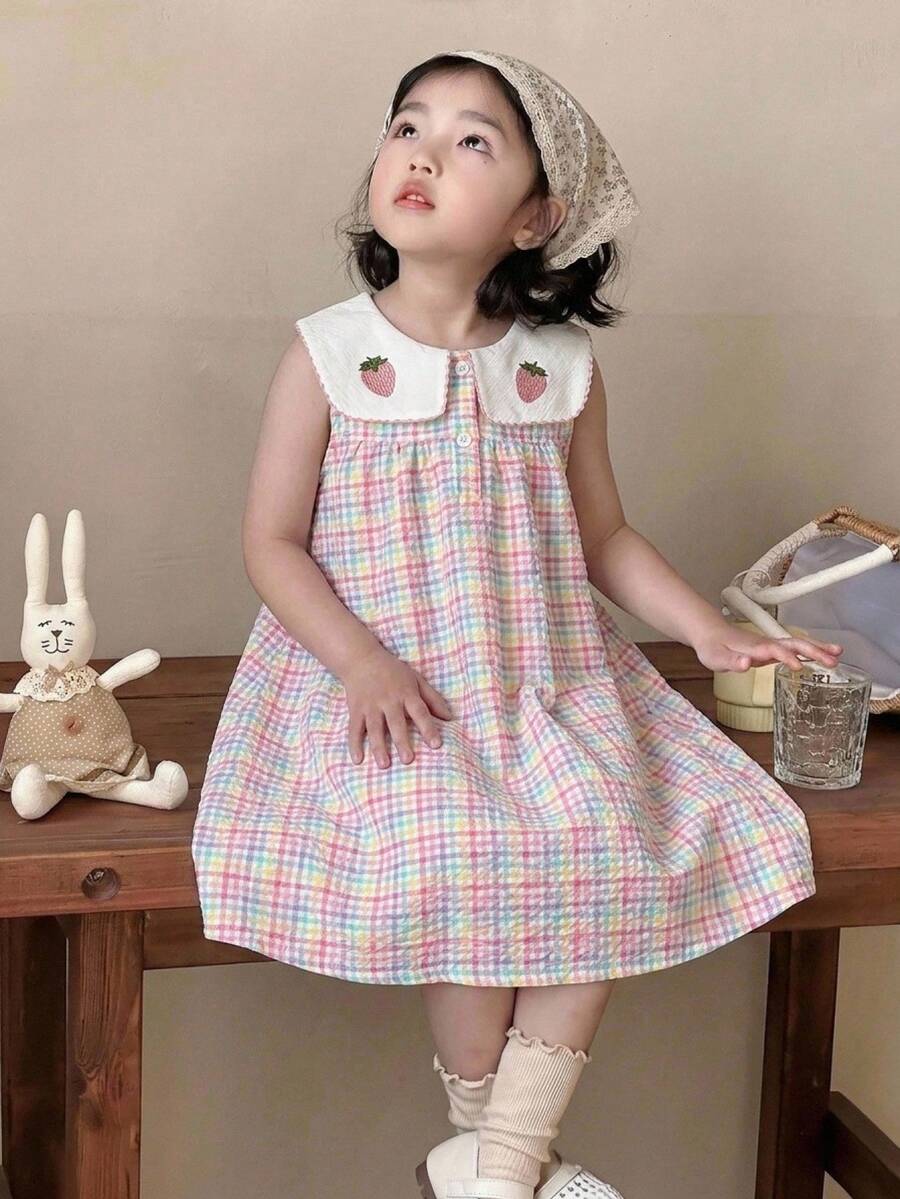 SHEIN Genkimix Kids 夏季新款韩版格子图案可爱甜美刺绣草莓拼接白色蕾丝彼得潘领伞扣连衣裙 - 彩色 - 查看 1