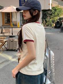 DAZY 女款對比色字母膠帶裝飾休閒街頭風運動短袖夏季圖案T恤 - 杏色 - 查看 4