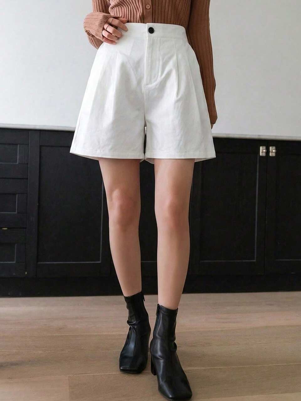 Women's Business Casual Solid Color Pleated Loose Shorts Vacation White Autumn