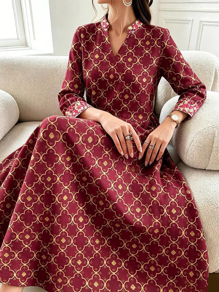 SHEIN Najma 金色三葉草圖案幾何設計深紅色女款洋裝,女款時尚V領開襟設計袖口長袖洋裝,春夏休閒長洋裝,女款長版花卉洋裝,優雅阿拉伯風服飾 - 彩色 - 查看 1