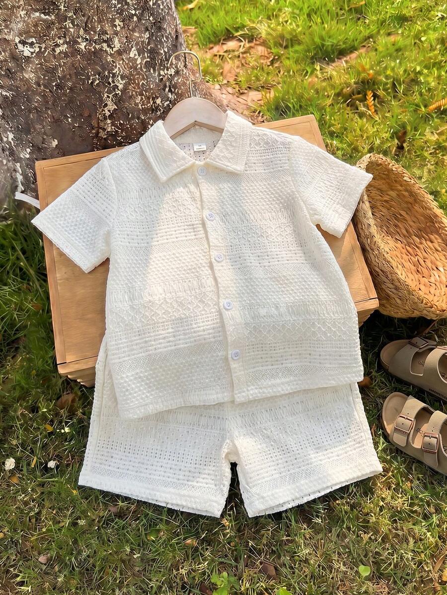 SHEIN Vintaside Kids 大童男孩針織紋理直條紋短袖上衣與休閒短褲套裝,混紡面料,親膚柔軟透氣。上衣採用多色拼接直條紋設計,小領口短袖剪裁;短褲配有彈性腰帶。整體休閒度假風,適合日常穿著、幼兒園、海邊出遊等。可成套穿著或分開搭配,輕鬆打造陽光活力童裝,開學季時尚套裝 - 白色 - 查看 1