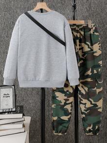 SHEIN 2件組青少年男孩時尚運動衫 & 深綠色迷彩印花長褲套裝，酷炫街頭風，柔軟舒適面料，穿脫方便，適合春/秋季，學校與外出，必買熱銷款 - 彩色 - 查看 2