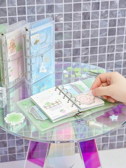 Joivida M5 Üç Katlı Klasörlü Defter, 12,5x9,5 cm (4,92x3,74 inç) Taşınabilir Cep Mini Günlüğü, Su Geçirmez Fitilli Şeffaf PP Kapaklı, Doldurulabilir 5 Delikli Halkalı Klasör, Sevimli Estetik Kawaii Taze Desenli Tam Renkli İç Sayfalar, Akrilik Kolye Ucu, Çoklu Kart Yuvaları, Fotoğraf Yuvası, Zarif İşçilik, Hafif, Kolay Taşınabilir, Günlük Yazma, Kendin Yap, Scrapbooking, Planlayıcı, Ofis, Seyahat İçin, Yetişkinler İçin Estetik Kırtasiye Hediyesi