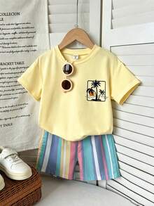 SHEIN Playful Pals 2件組 男童休閒時尚舒適圖案印花圓領落肩上衣與條紋印花短褲，適合春夏季、戶外玩耍、日常百搭、柔軟夏季服飾、度假 - 黃色 - 查看 4