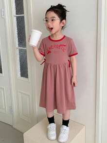 Dazy Kids 女童圓領對比滾邊字母印花蝴蝶結裝飾百褶休閒日常連身裙 夏季 - 西瓜粉 - 查看 3