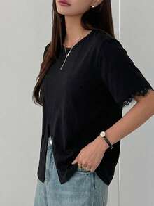 DAZY 女款夏季圓領短袖蕾絲拼接休閒優雅套頭T恤 約會黑色 - 黑色 - 查看 5