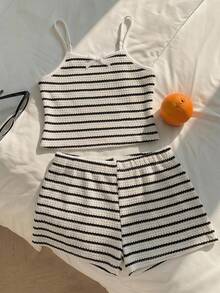 SHEIN Sparklyn 2件組女孩青少年夏季Y2K風格黑白條紋情侶套裝，泡泡紋理面料，短版細肩帶背心上衣+短褲，親膚柔軟，甜美酷感海灘度假風，適合夏季假期穿搭 - 彩色 - 查看 2