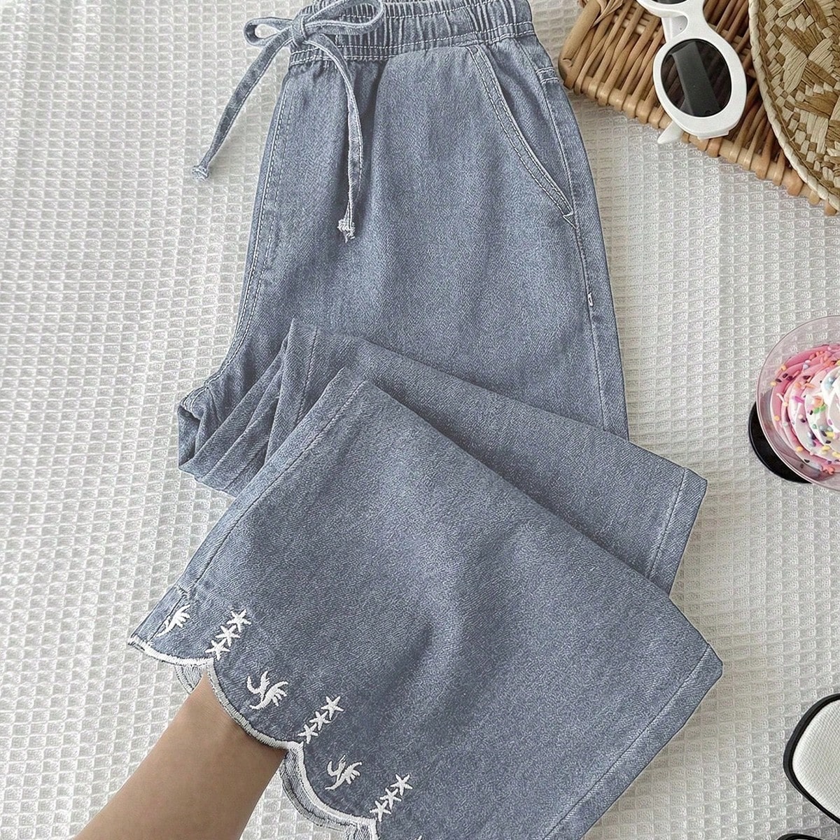 Jeans anchos y sueltos para niñas con bordado de estrellas y olas en el bajo, azul claro