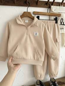 SHEIN Little Byeori 2件組男童休閒舒適百搭立領半拉鍊套頭運動衫，附貼袋裝飾與對比色織標，搭配寬鬆版型工裝運動長褲，保暖內裡刷毛厚實面料，適合冬季 - 卡其色 - 查看 6