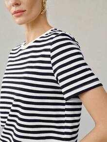 MOTF PREMIUM KAOS LENGAN PENDEK LEHER BULAT WANITA UNTUK MUSIM PANAS, ATASAN BERGARIS KASUAL SERBAGUNA DENGAN WARNA KONTRAS - Blue and White - View 3