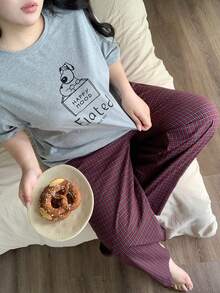 Dazy Plus Bộ áo thun in hình chữ cái và quần pajama rộng kẻ caro, đồ ngủ mùa xuân/hè dành cho nữ cỡ lớn. - Xám - Xem 6